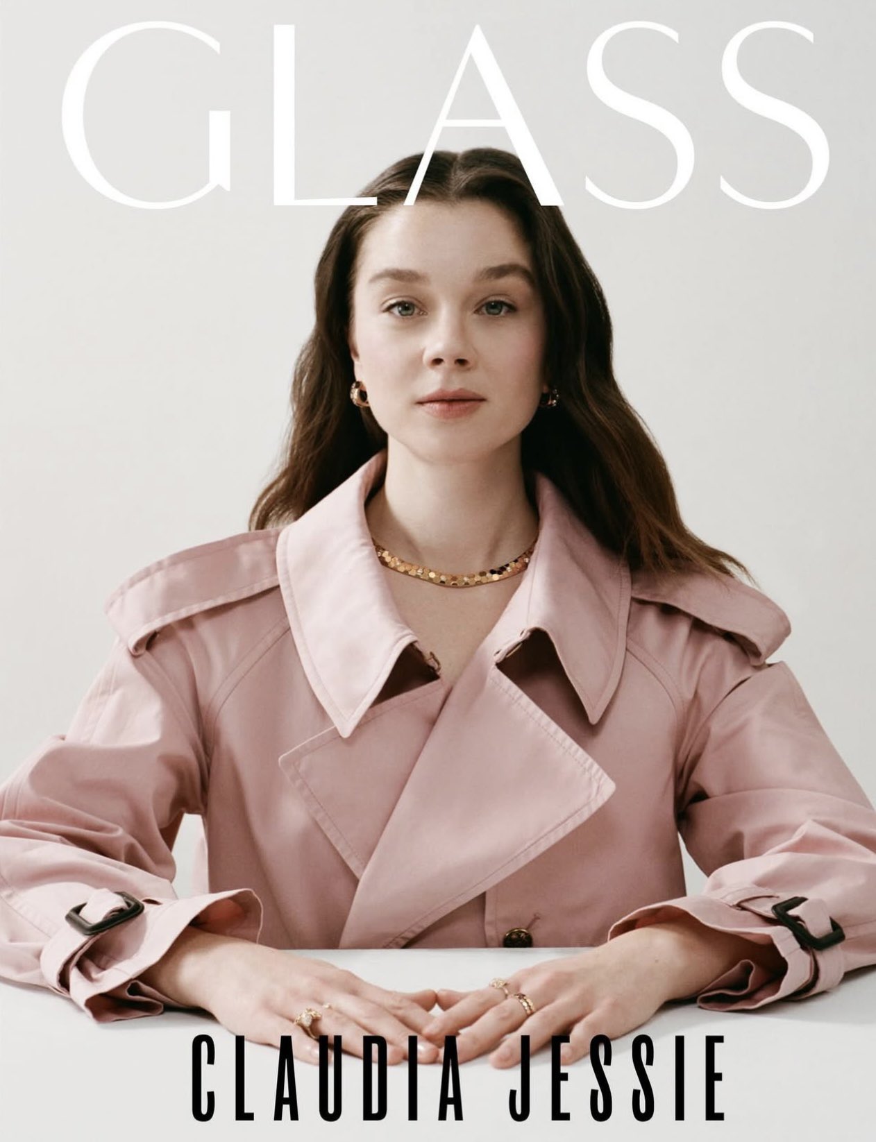 Claudia Jessie en dentelle noire dévoile son côté chic pour Glass Magazine