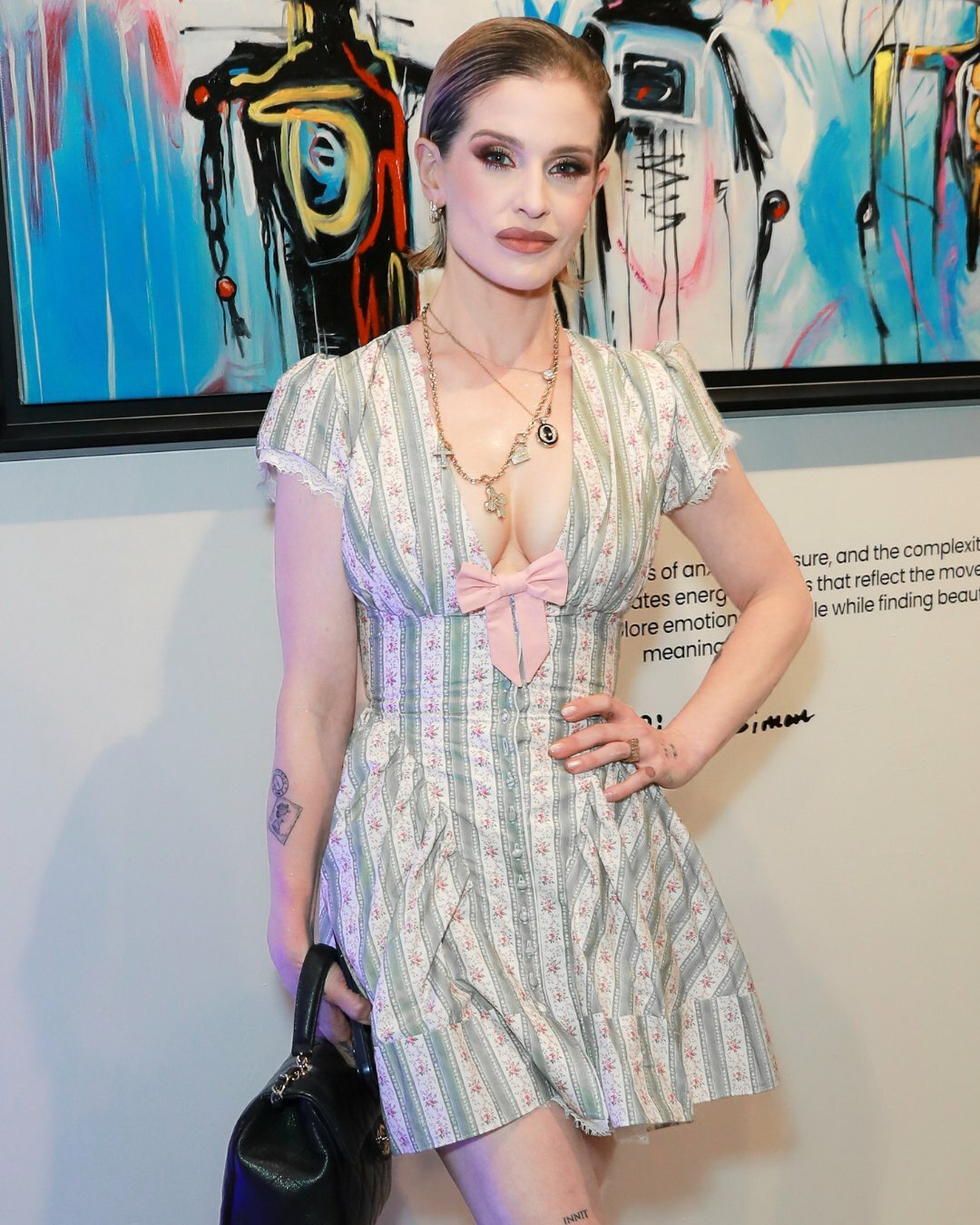 Kelly Osbourne en robe fleurie à la vente d’art Strength Isn’t Silence