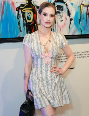 Kelly Osbourne en robe fleurie à la vente d’art Strength Isn’t Silence