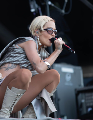 Rita Ora micro en main, lunettes fumées et attitude explosive à Newport