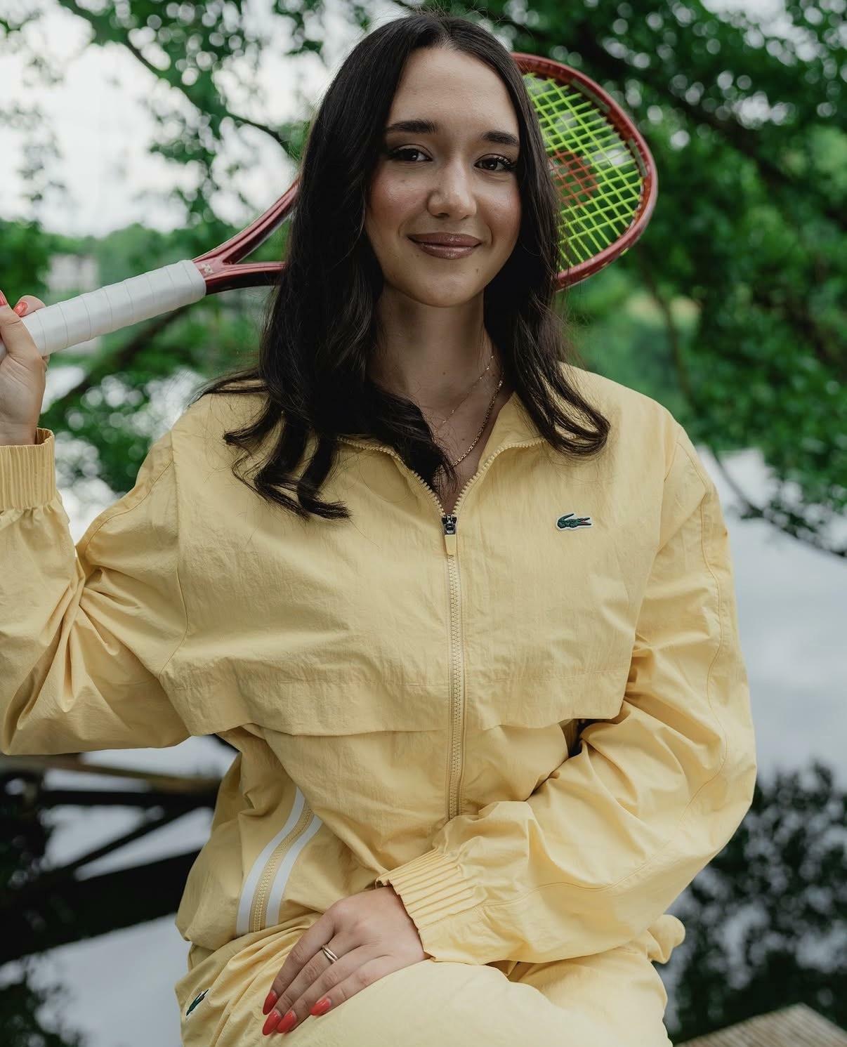 Eva Lys en tenue jaune, raquette géante et ambiance nature berlinoise