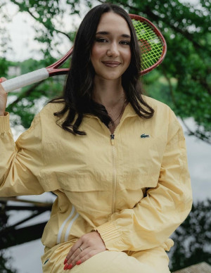 Eva Lys en tenue jaune, raquette géante et ambiance nature berlinoise