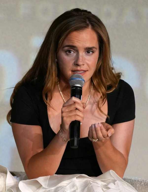 Emma Watson au forum United for Wildlife, jupe blanche et micro en main