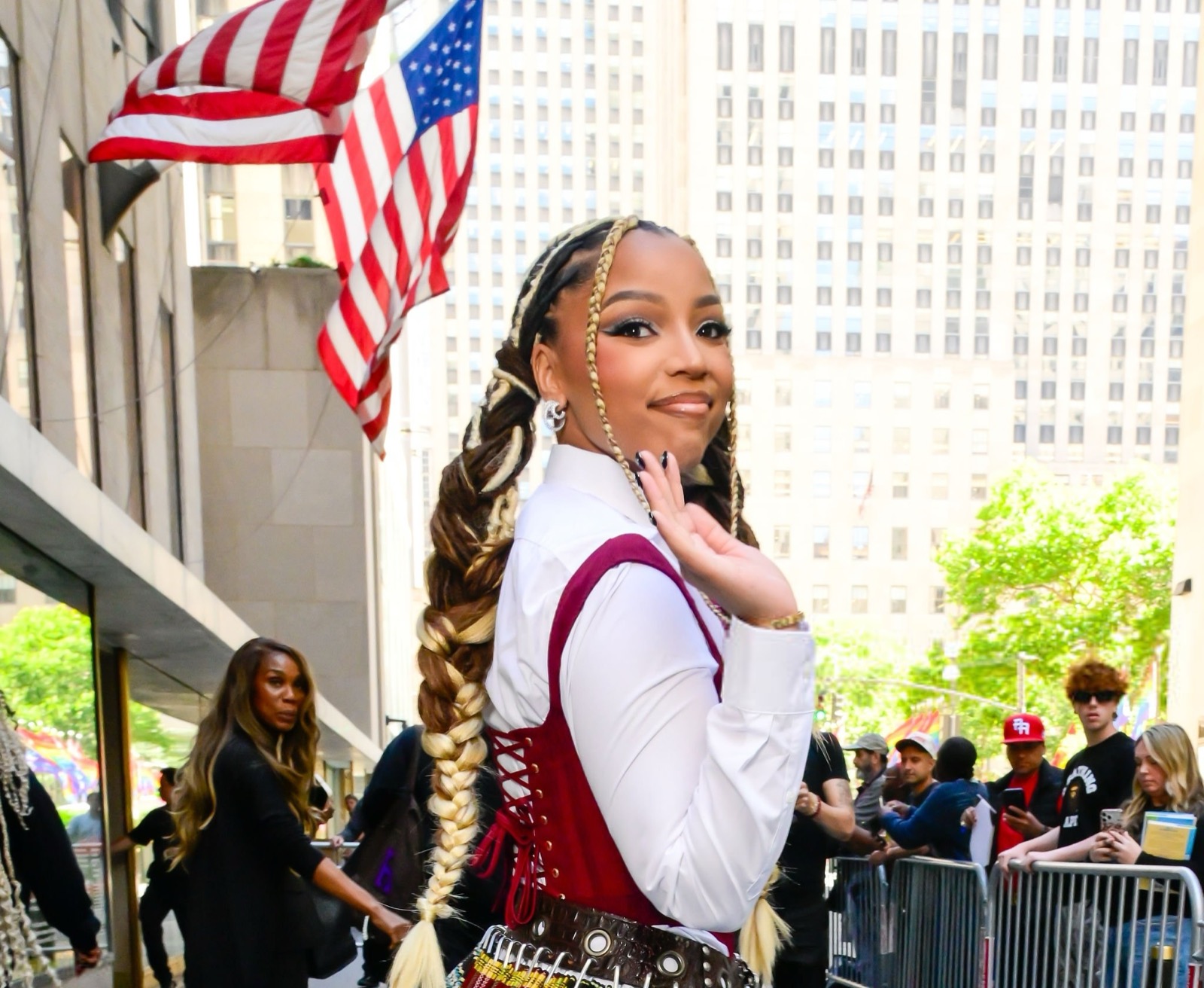 Chloe Bailey chez SiriusXM à New York, jupe tartan et bottes hautes
