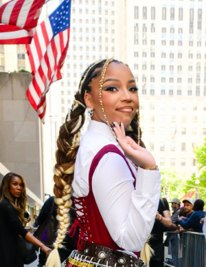 Chloe Bailey chez SiriusXM à New York, jupe tartan et bottes hautes