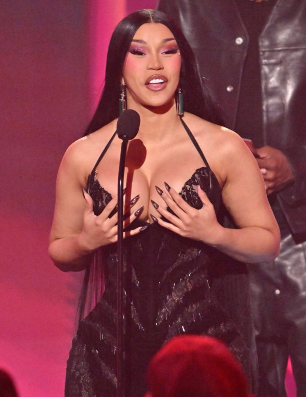 Cardi B aux BET Awards 2026, décolleté noir et trophée en main