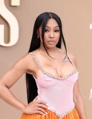 Yung Miami aux BET Awards 2026, robe bicolore et détails perlés