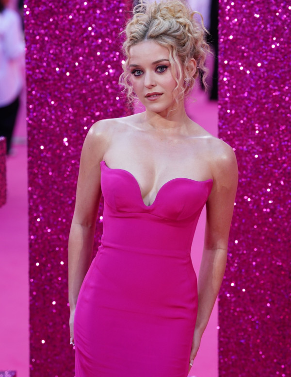 Lexi Minetree en rose fuchsia à la projection londonienne de Elle