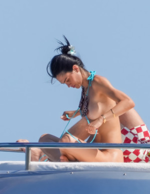 Amelia Gray Hamlin topless en mode vacances sur un yacht tropézien