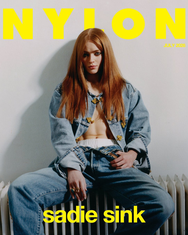 Sadie Sink très rétro en mini-robe rouge dans son shooting Nylon
