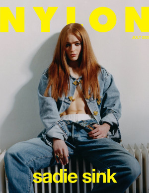 Sadie Sink très rétro en mini-robe rouge dans son shooting Nylon