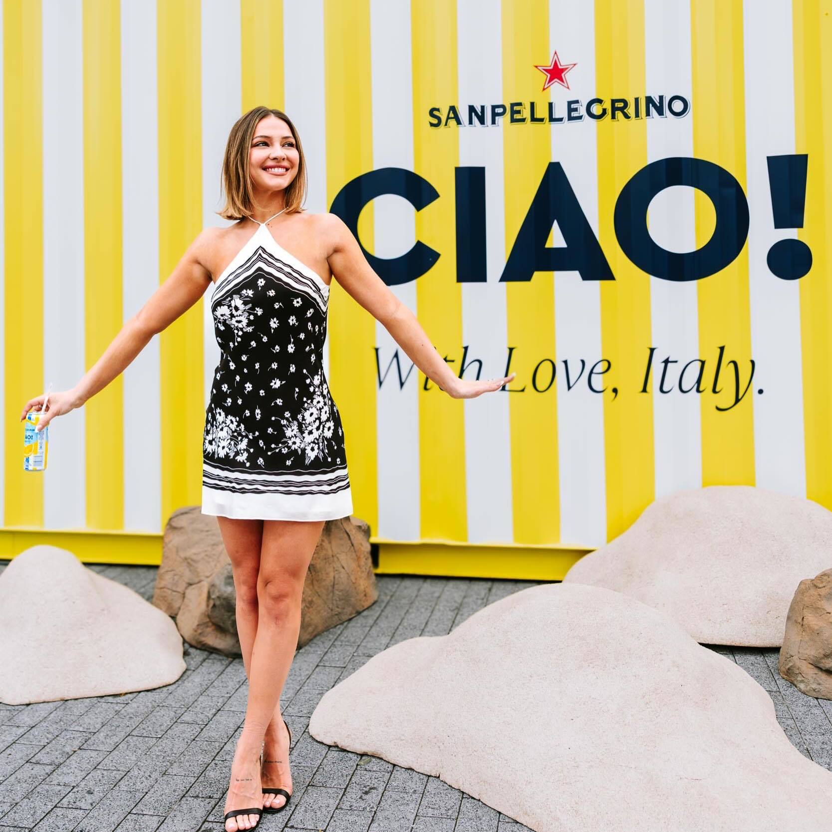 Madelyn Cline savoure l’été en mini-robe noire chez San Pellegrino