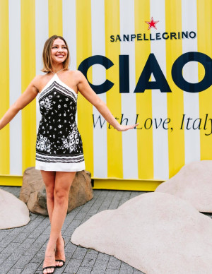 Madelyn Cline savoure l’été en mini-robe noire chez San Pellegrino