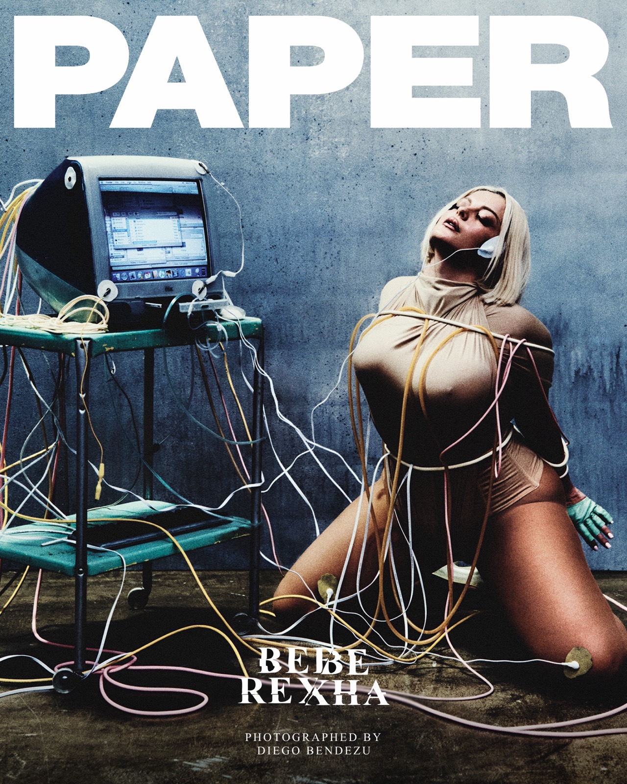 Bebe Rexha pose ligotée de câbles dans le shooting de Paper Magazine