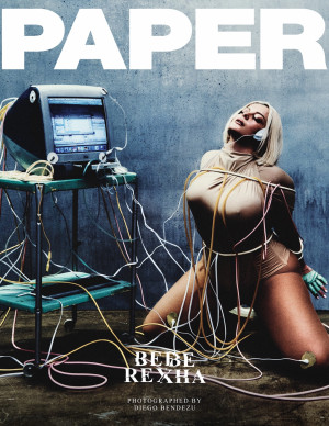 Bebe Rexha pose ligotée de câbles dans le shooting de Paper Magazine