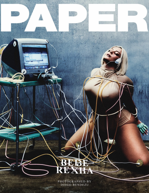Bebe Rexha pose ligotée de câbles dans le shooting de Paper Magazine