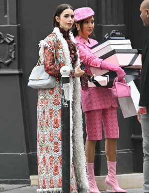 Lily Collins tourne Emily in Paris avec un manteau impossible à manquer