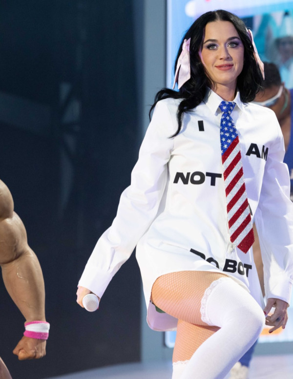 Katy Perry en look d’écolière délirante au festival de Blenheim Palace