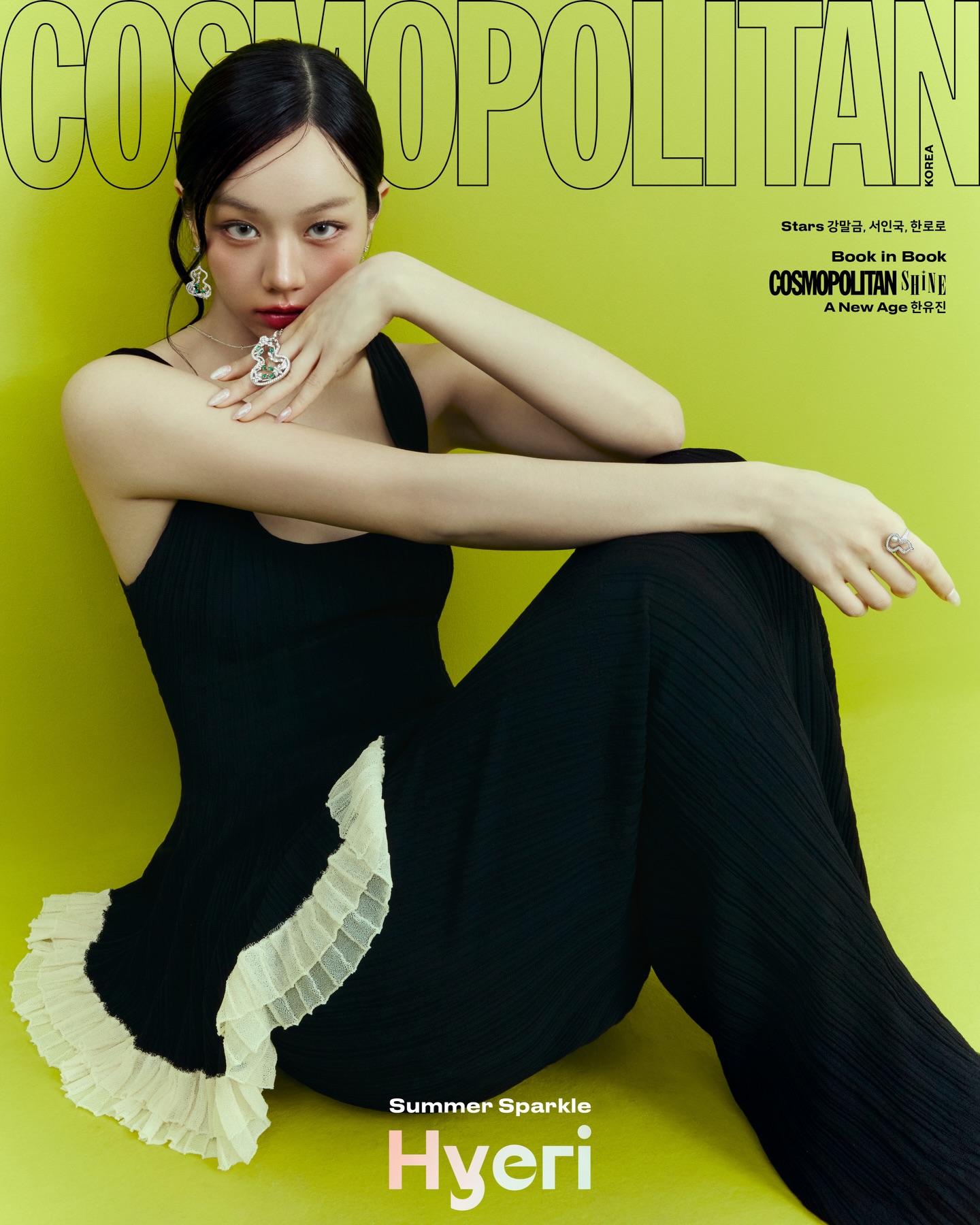 Hyeri joue la carte acidulée dans Cosmopolitan Korea, bijoux compris
