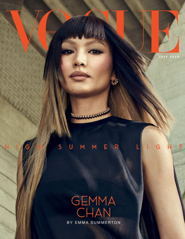 Gemma Chan entre frange courte et cheveux interminables pour Vogue