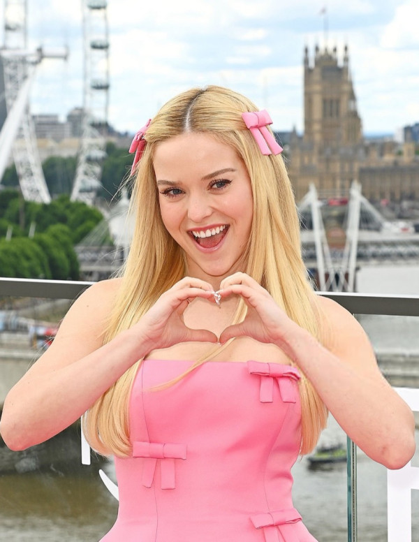 Lexi Minetree joue la poupée rose au photocall londonien de Elle