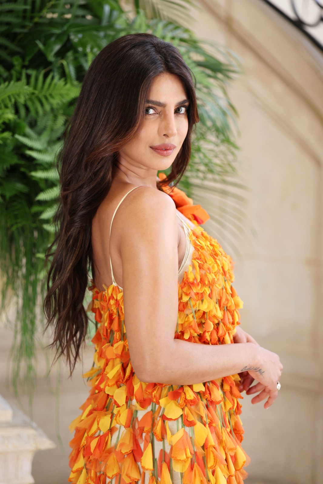 Priyanka Chopra ose les pétales orange chez Dior à Paris