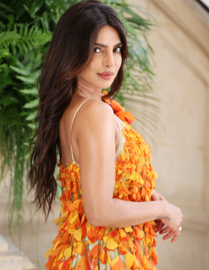 Priyanka Chopra ose les pétales orange chez Dior à Paris