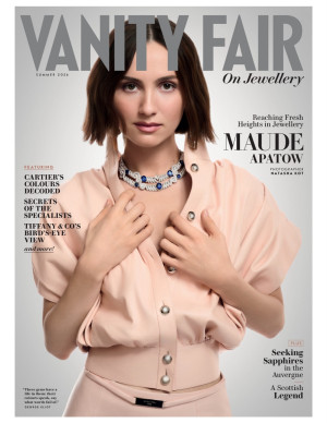 Maude Apatow en shooting Vanity Fair, carré brun et bijoux précieux