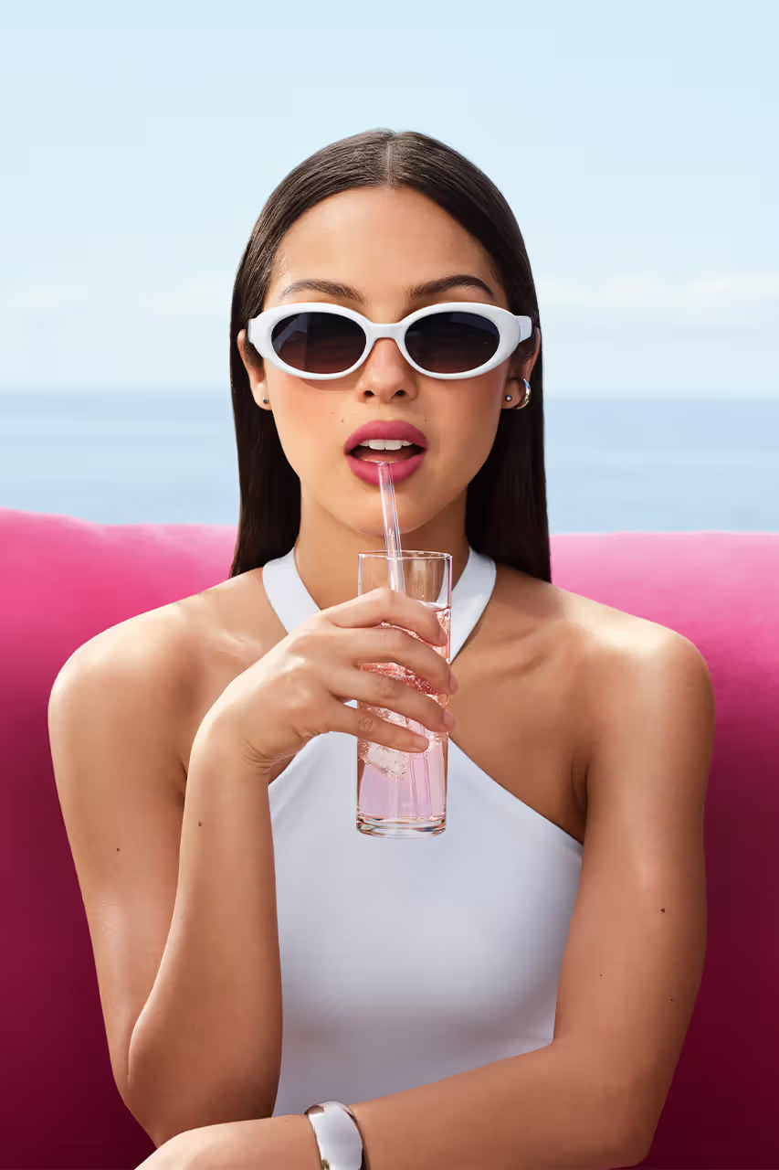 Olivia Rodrigo en mini-robe blanche dans la campagne beauté Lancôme