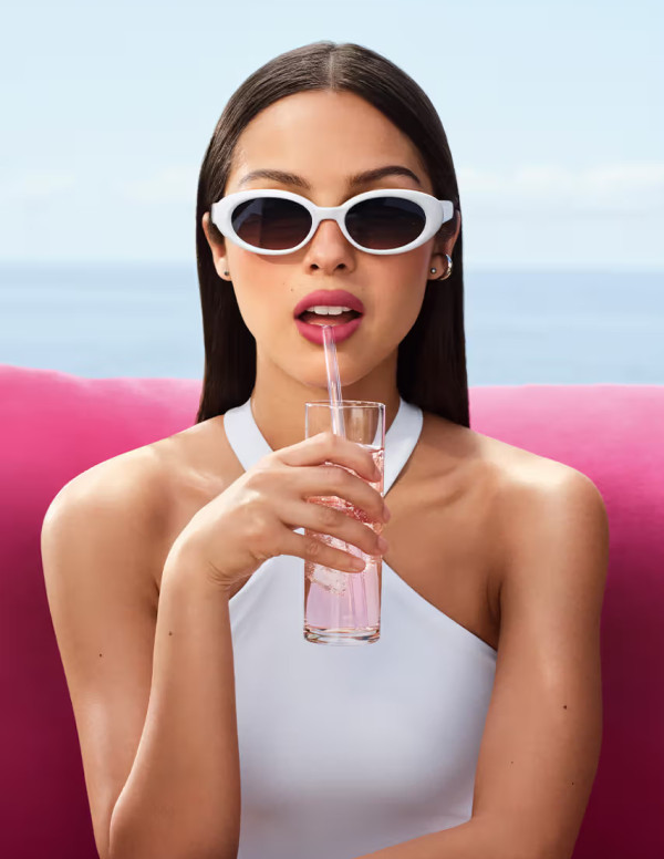 Olivia Rodrigo en mini-robe blanche dans la campagne beauté Lancôme