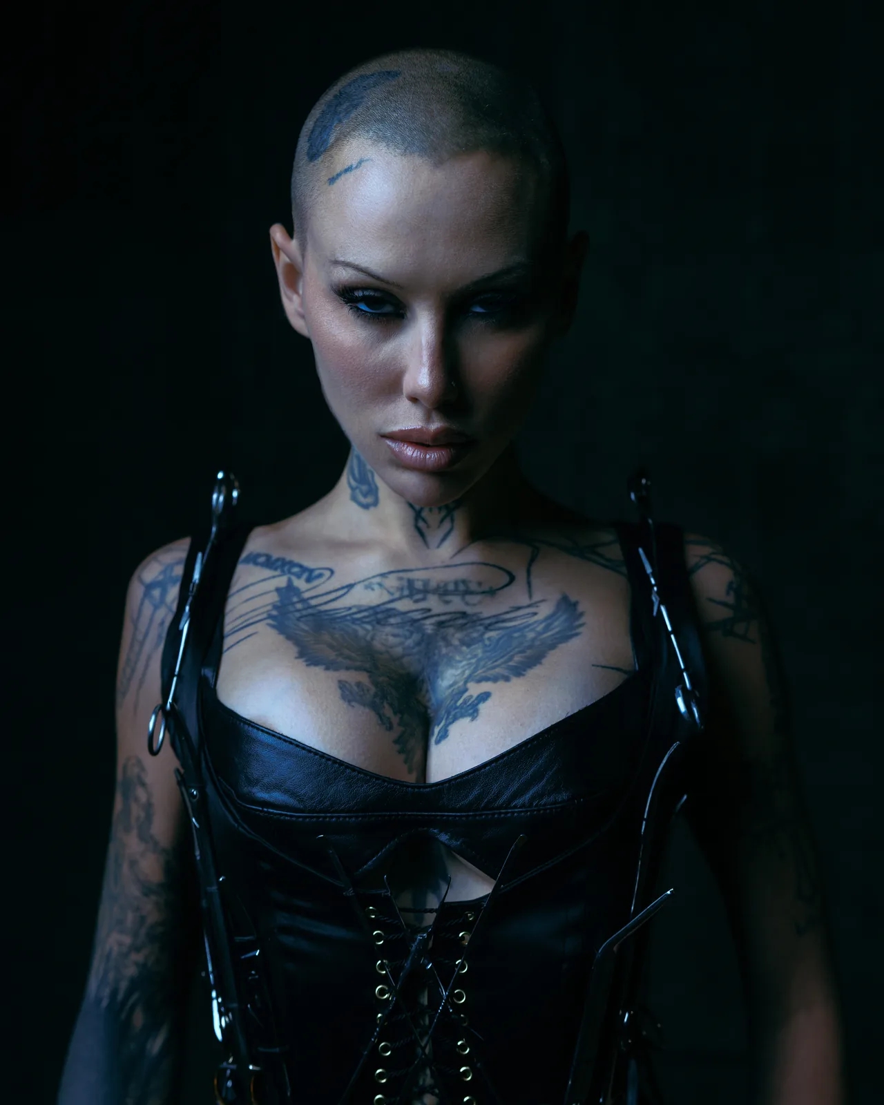 Siiickbrain pose crâne rasé et regard bleu pour Metal Magazine