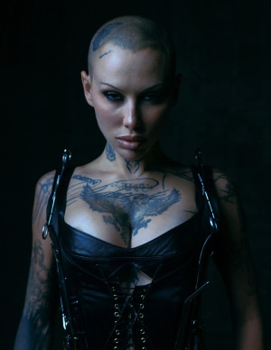 Siiickbrain pose crâne rasé et regard bleu pour Metal Magazine