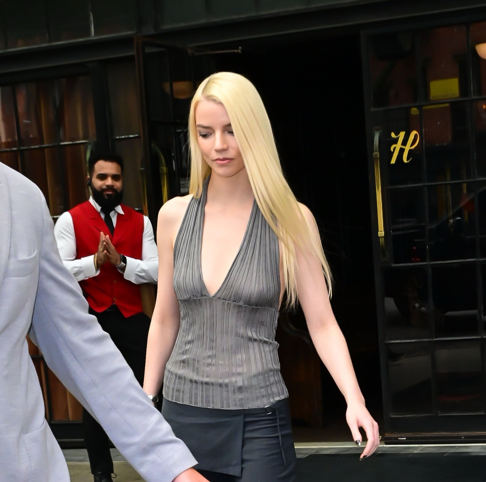 Anya Taylor-Joy en top gris décolleté à la sortie du Bowery Hotel