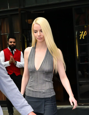 Anya Taylor-Joy en top gris décolleté à la sortie du Bowery Hotel
