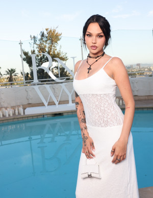 À la soirée Runaway, Maggie Lindemann joue la carte gothique en blanc