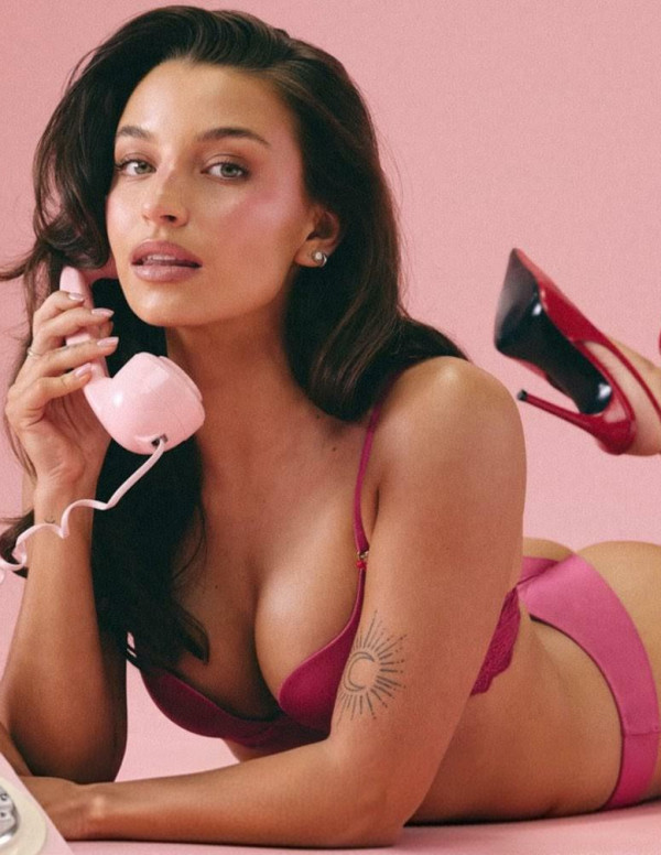 Julia Wieniawa joue la pin-up rétro dans la campagne Esotiq