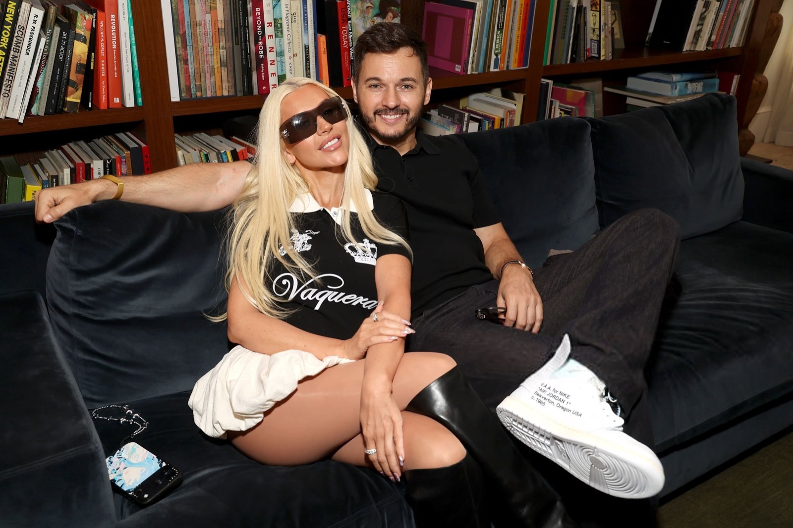 Christina Aguilera en lunettes XXL et mini-jupe chez Raising Cane’s