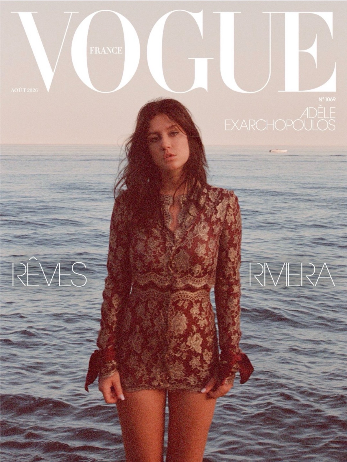 Adèle Exarchopoulos en mini-robe fleurie pour la couverture de Vogue France