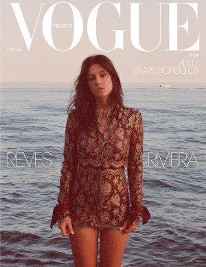 Adèle Exarchopoulos en mini-robe fleurie pour la couverture de Vogue France