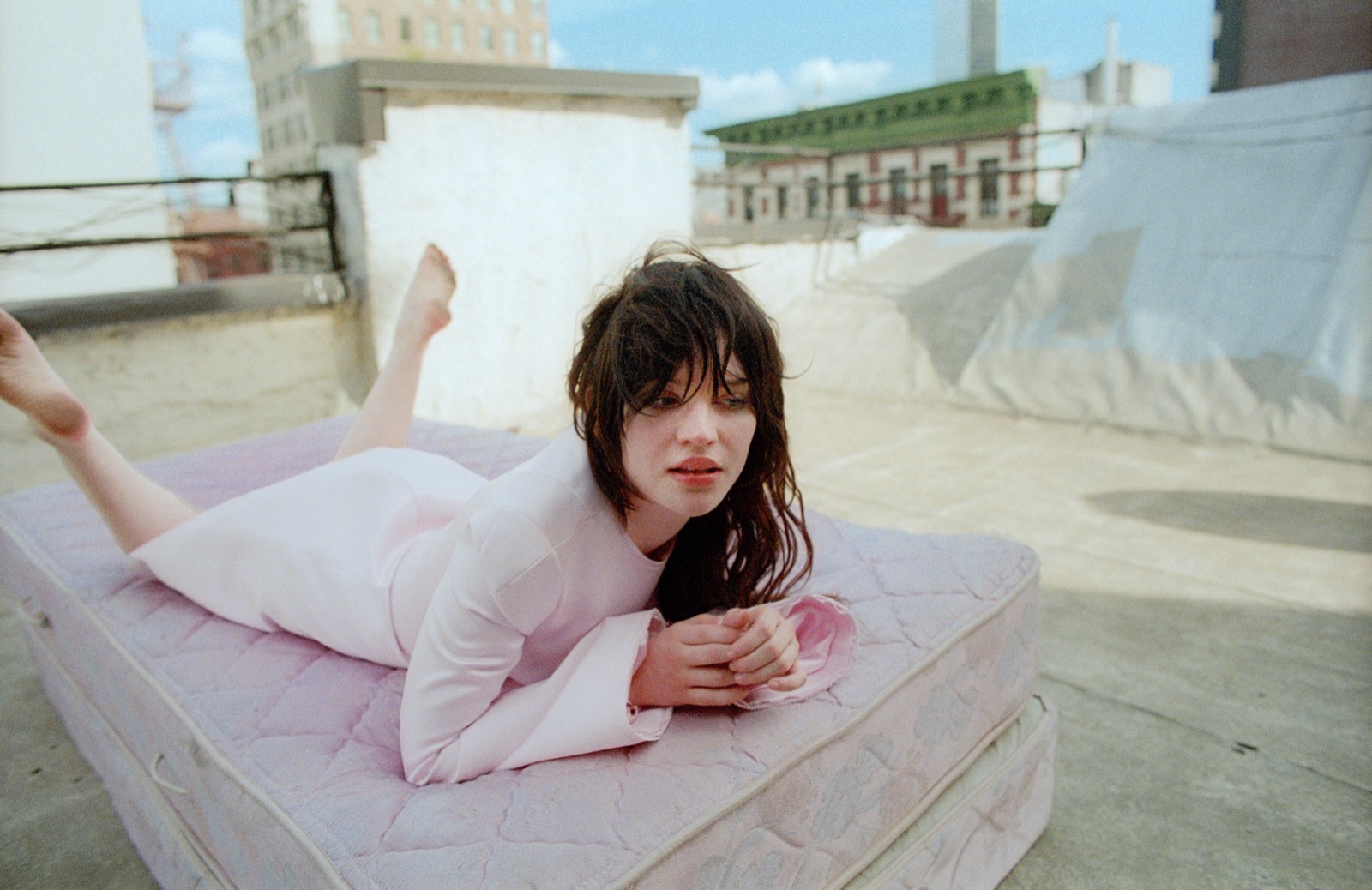 Sophie Thatcher s’allonge sur un matelas rose dans le magazine i-D