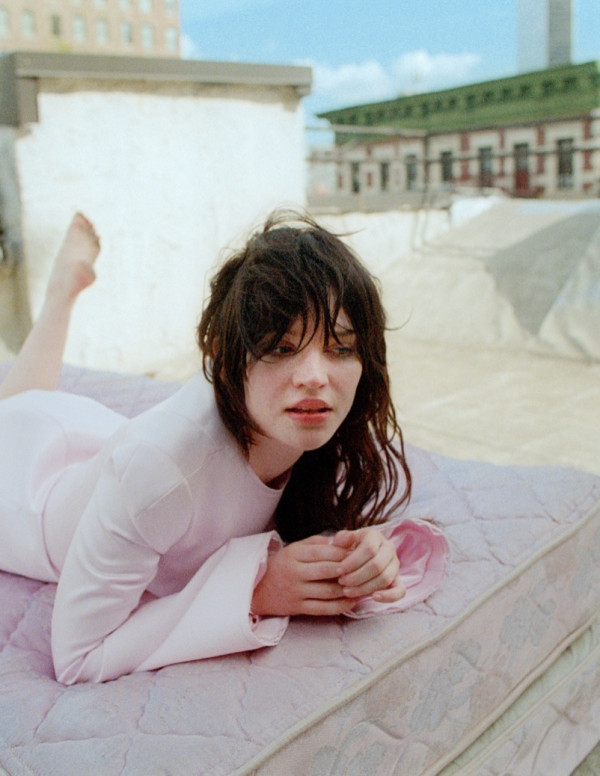 Sophie Thatcher s’allonge sur un matelas rose dans le magazine i-D