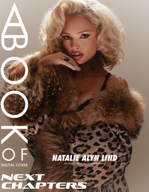 Natalie Alyn Lind joue les blondes rétro dans A Book Of