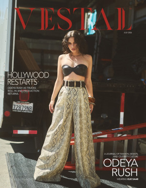 Odeya Rush ose le pantalon python dans son shooting pour Vestal