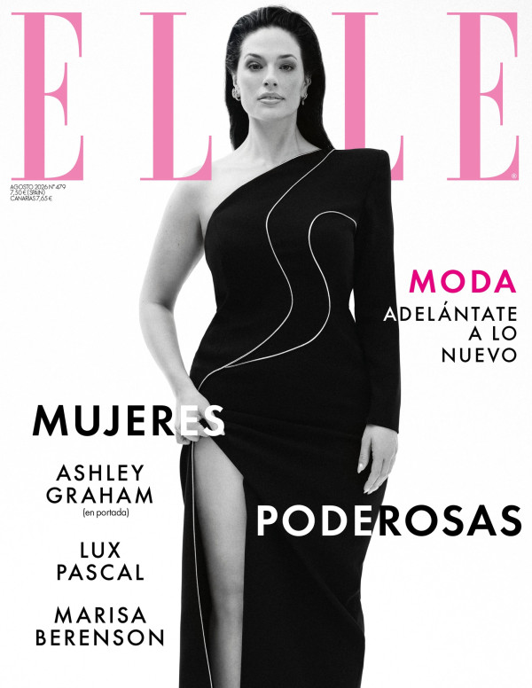 Ashley Graham en robe noire décolletée pour la couverture d’Elle Espagne