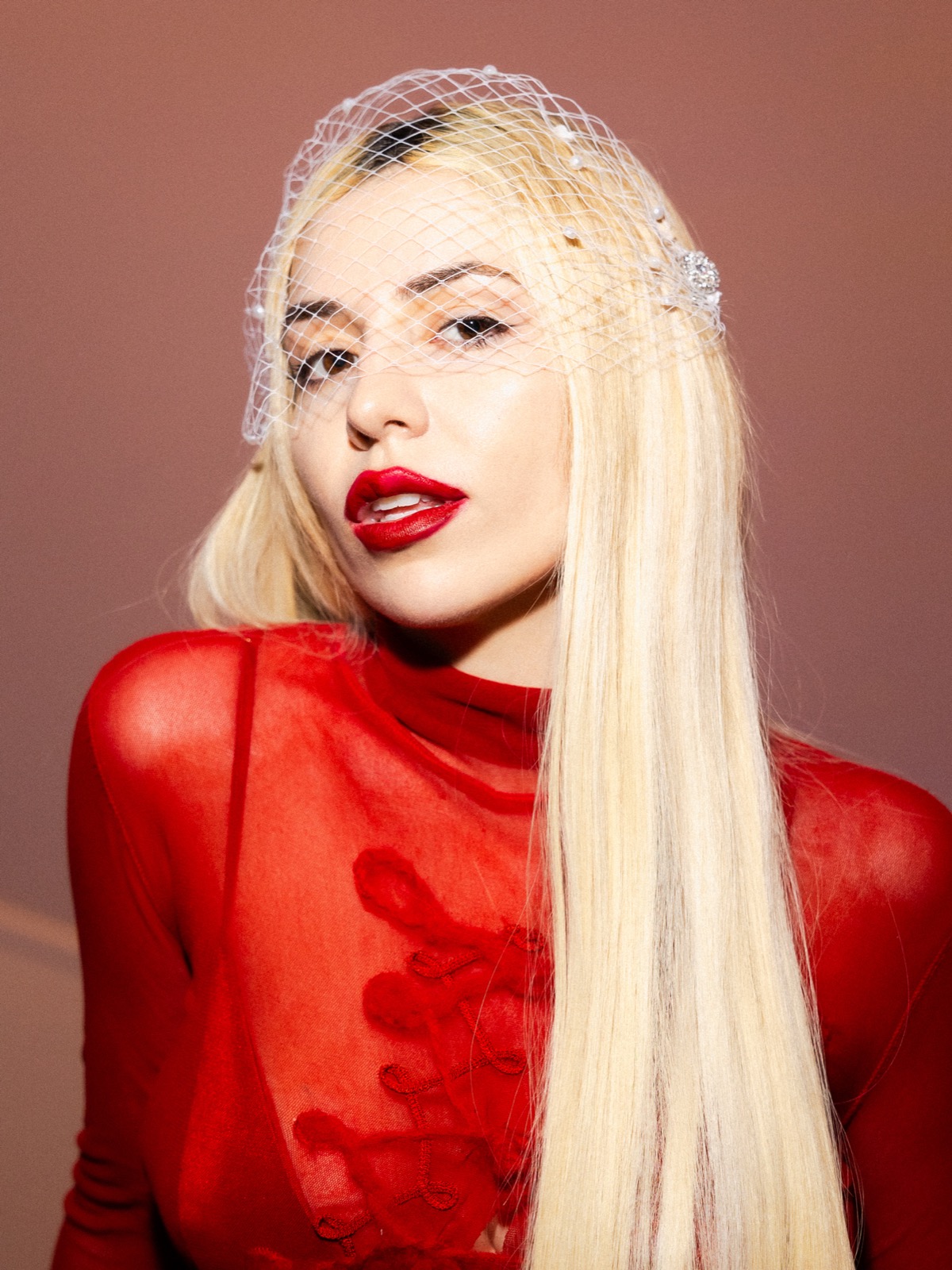 Ava Max en rouge transparent pour son shooting Rolling Stone