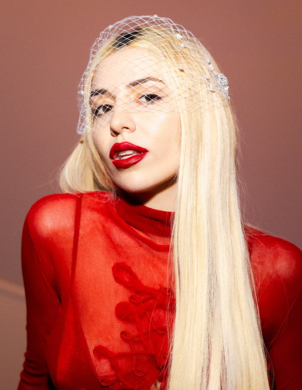 Ava Max en rouge transparent pour son shooting Rolling Stone
