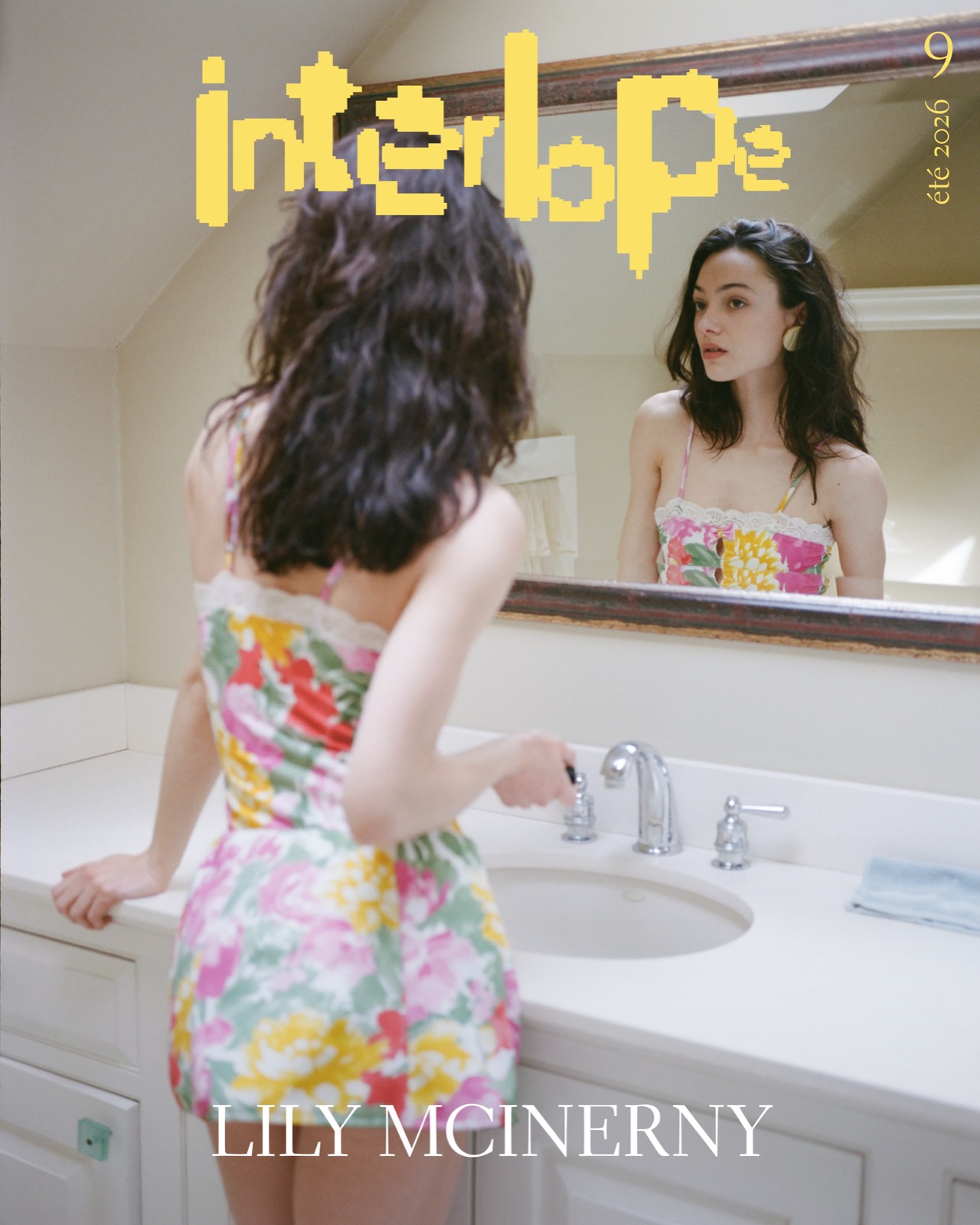 Lily McInerny en mini-robe fleurie pour le shooting Interlope n°9