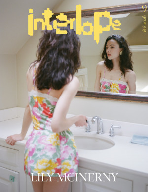 Lily McInerny en mini-robe fleurie pour le shooting Interlope n°9