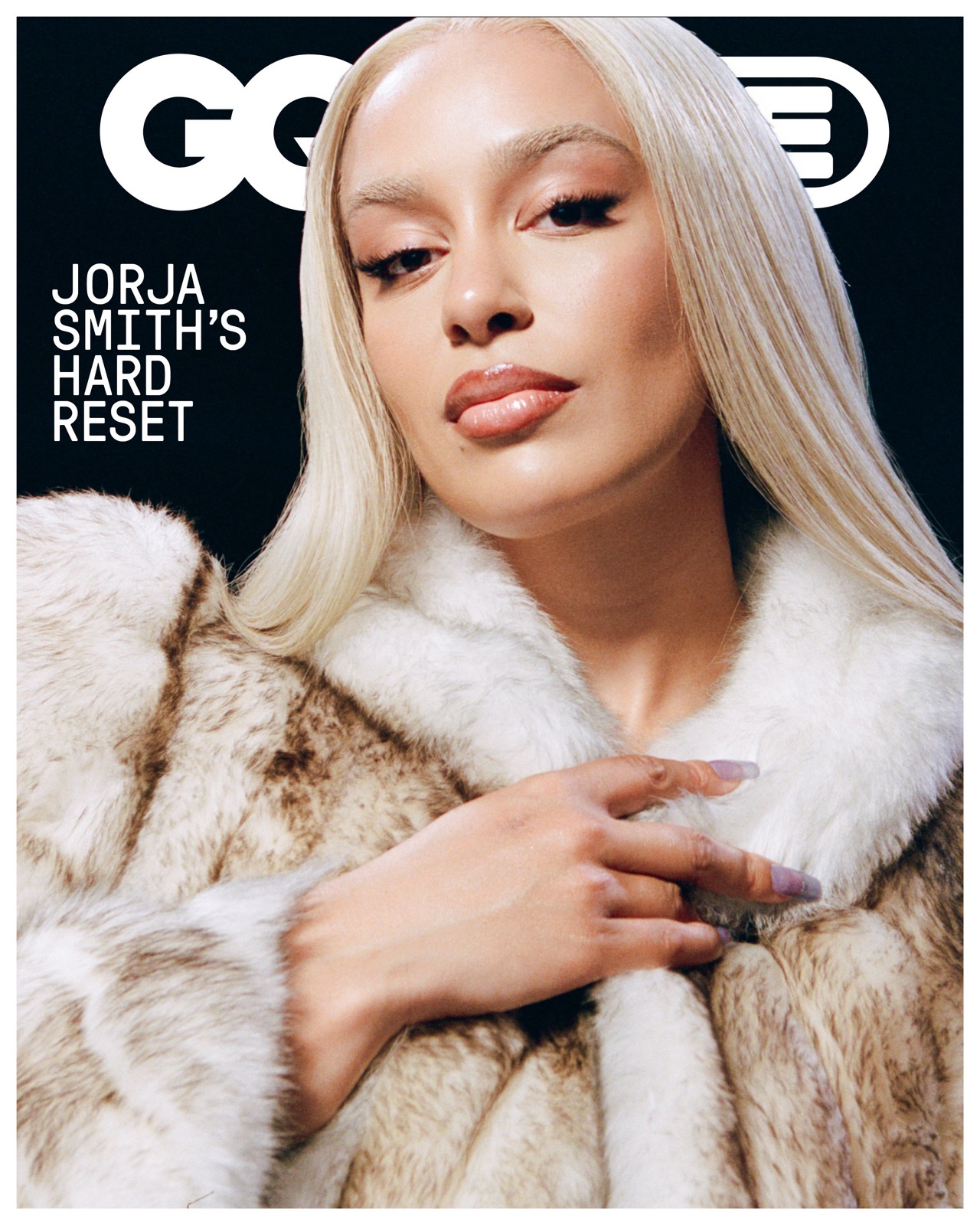 Jorja Smith en jupe frangée fluo pour le shooting GQ britannique