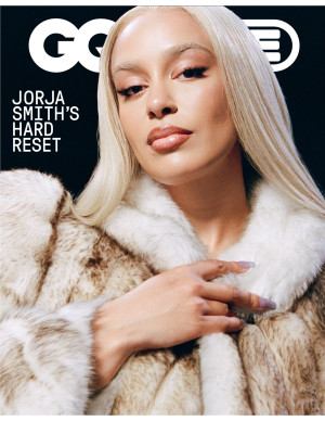 Jorja Smith en jupe frangée fluo pour le shooting GQ britannique